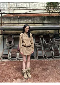 Vollansicht eines braunen Vintage-Hemdkleides im Workwear-Stil mit Gürtel für Damen.