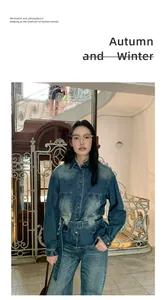 Modella asiatica con giacca di jeans lavata vintage in una stanza dallo stile classico