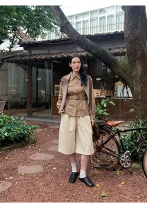 Vintage bruin corduroy utility shirt met riem op Aziatisch model in buitenomgeving