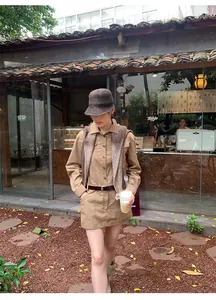 Outdoor-Street-Shot eines Models im Vintage-Khaki-Workwear-Hemdkleid mit Gürtel