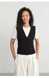 Modische schwarze Strickweste mit POLO-Kragen für Damen über einem weißen T-Shirt