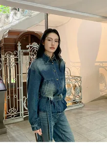 Modella asiatica in camicia di jeans retrò sfumata con cintura in vita e tasche cargo