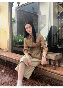 Aziatisch model in een vintage bruin corduroy utility jack met bijbehorende riem.