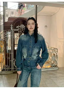 Modella indossa una camicia in denim vintage lavata con dettaglio cintura in vita.