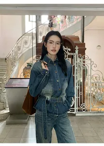 Giacca di jeans vintage lavata con cintura in un ambiente da museo