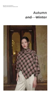 Sciarpa poncho a quadri vintage per autunno e inverno con pantaloni bianchi