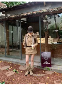 Ganzkörperansicht einer Frau in einem amerikanischen Retro-Khaki-Hemdkleid mit Gürtel