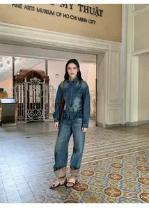 Inquadratura di camicia di jeans vintage sfumata con cintura in un museo