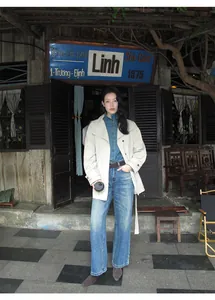 Vue détaillée d'un trench-coat minimaliste en mélange de coton de style vintage chic