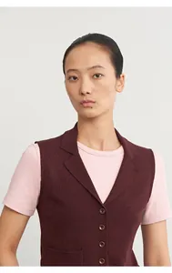 Detailansicht der burgunderroten Strickweste mit Polokragen und Knöpfen am Model.