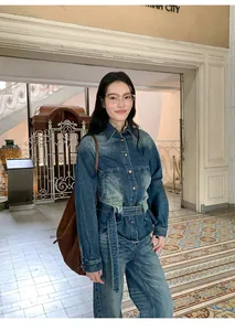 Elegante giacca in denim retrò lavata sfumata con cintura per un look dalla vestibilità