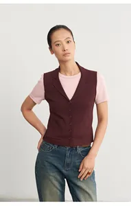 Detailansicht der eleganten weinroten Strickweste mit Polokragen für Damen im Studio