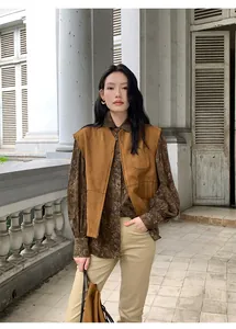 Vista dettagliata del gilet in pelle scamosciata marrone stile Maillard da donna