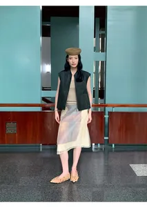 Gonna longuette in mesh a vita alta con stampa sfocata indossata da una modella chic