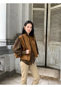 Dettaglio styling completo di un gilet Maillard in pelle scamosciata marrone donna