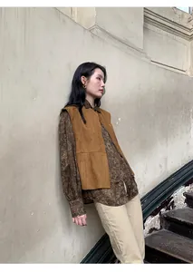 Vista dettagliata di un gilet scamosciato marrone in stile Maillard per outfit autunnali