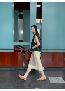 Modella che indossa una gonna midi svasata in tulle con stampa sfocata in interni