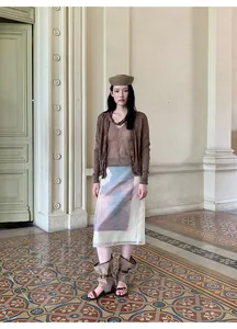 Vista completa di modella che indossa una gonna in tulle a trapezio con stampa in una sala