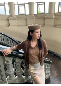 Dettaglio di una donna che indossa una gonna in tulle a trapezio a vita alta stampata.