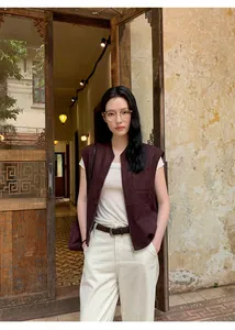 Gilet in camoscio marrone Maillard indossato da una modella in un set retrò
