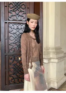 Elegante gonna midi a trapezio a vita alta con stampa sfumata indossata da una modella