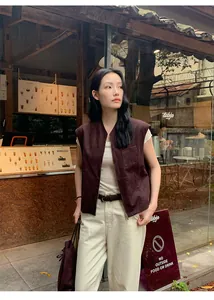 Modella indossa un gilet in pelle scamosciata marrone stile Maillard per look autunnali