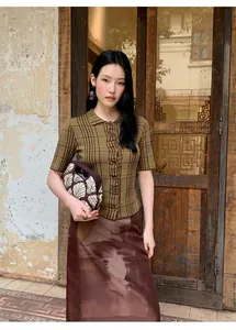 Modella asiatica con gonna longuette a trapezio a vita alta con stampa sfumata, esterno