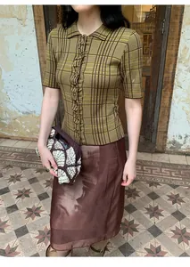 Dettaglio di una gonna midi a trapezio a vita alta con stampa vintage e texture in rete