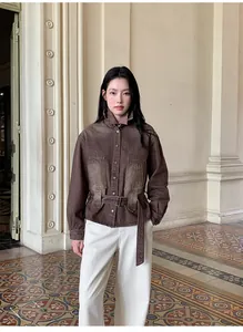 Giacca di jeans vintage marrone sfumato con cintura in vita per donna, scatto intero