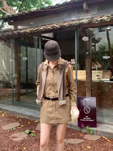 Klassisches Retro-Langarm-Hemdkleid in Khaki mit Gürtel im Workwear-Stil für den Herbst