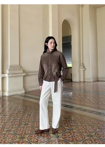 Modella asiatica che indossa una giacca di jeans marrone lavata vintage con cintura