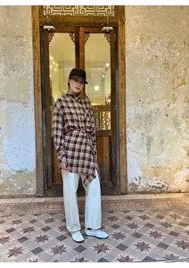 Vista dettagliata della camicia grembiule scozzese vintage in un ambiente retrò elegante
