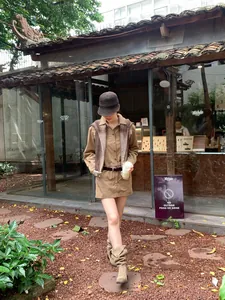 Amerikanisches Vintage Khaki Hemdkleid mit Gürtel und Strickschal für herbstliche Damenmode