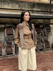 Vintage bruine corduroy cargo jas met tailleriem voor dames in een buitenomgeving