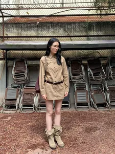 Amerikanisches Retro-Khaki-Cord-Hemdkleid mit Gürtel und lässigen Damen-Arbeitsstiefeln.