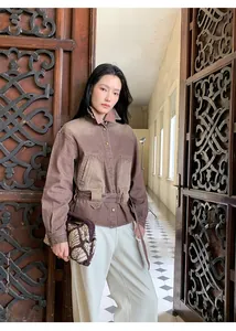 Vista completa della giacca di jeans marrone lavata vintage da donna con cintura