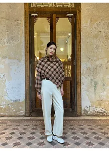 Elegante scialle poncho a quadri marrone vintage con camicia e pantaloni bianchi