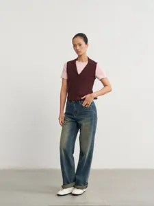 Eleganter burgunderroter Strickweste mit Polokragen für Damen, schickes Outfit.