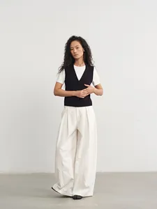 Hochwertige Studioaufnahme einer schicken schwarzen Strickweste für Damen in Weiß