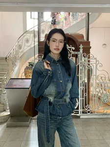 Elegante giacca camicia in denim lavato sfumato retrò con cintura da donna per autunno