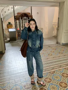 Giacca camicia in denim lavato sfumato vintage con vita a cintura slim fit per donna