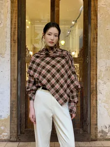 Set vintage composto da poncho e gonna a portafoglio a quadri marroni e pantaloni