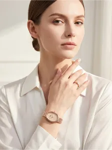 Élégante montre ovale en or rose avec cadran diamantée portée par un mannequin pro