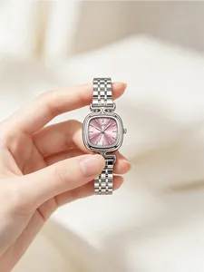 Primer plano del reloj GEDI para mujer en plata con esfera rosa y correa de acero