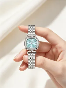 Detalle del reloj de cuarzo GEDI para mujer con correa de plata y esfera azul claro elegante