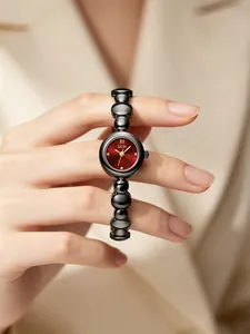 Primer plano detallado del reloj retro GEDI para mujer con esfera roja y cuentas negras