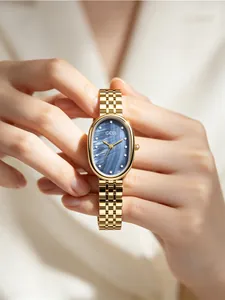 Détail de l'élégante montre GEDI ovale dorée avec cadran en nacre bleue et diamants