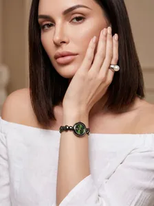 Primer plano del reloj vintage GEDI para mujer con esfera verde y correa de cuentas negras.