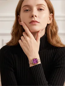 Elegante quadratische Damenuhr in Roségold mit lila Zifferblatt
