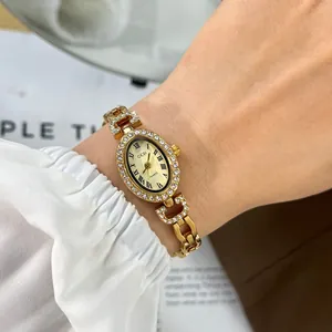 Elegante goldene Damen-Quarzuhr in Ovalform mit römischen Ziffern und funkelnden Kristallen